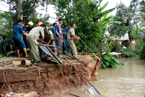 Mưa gió khủng khiếp ở Cần Thơ, 5 người nhập viện 