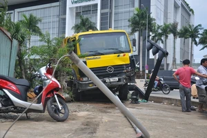 Thót tim tài xế xe ben 'húc' đổ cột đèn để tránh đâm nhiều người