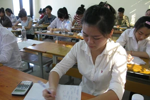 Ngày thi thứ 3: 167 TS bị đình chỉ do mang 'phao' và điện thoại 