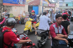 Nhóm thanh niên rượt chém nhau trước cổng trường