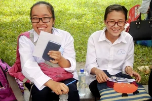 Bị lỗi, Bộ GD - ĐT điều chỉnh đồ thị phổ điểm toán và ngữ văn