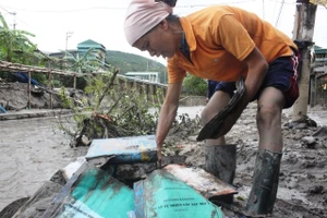 Bùn ngập ngang vai nơi vùng tâm lũ