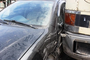 Container húc ô tô gây ùn ứ nghiêm trọng trên QL 1A