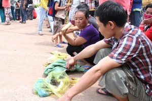 Người dân bỏ việc ra hiện trường theo dõi thực nghiệm vụ thảm sát ở Bình Phước 