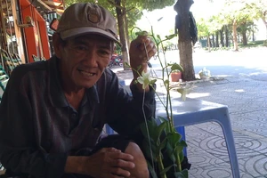 Người đàn ông bán hoa lan trắng mỗi mùa Vu Lan về