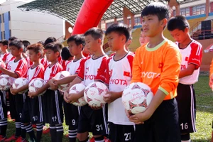 Giấc mơ chân đất thành cầu thủ và sang Nhật du đấu