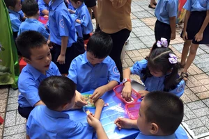 ‘Mẹ ơi sao con không được thả bong bóng?'