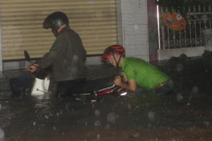 TP Biên Hòa mưa ngập cao hàng mét, trôi cả ô tô