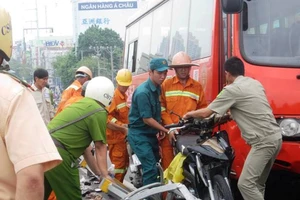 Ảnh hiện trường vụ xe Phương Trang húc nhiều xe máy trên cầu vượt Cây Gõ