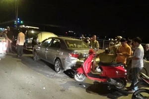 Hai xe máy liên tục gặp tai nạn trên làn đường ô tô