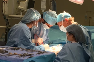 GS-BS McKay McKinnon tiếp tục mổ u “khủng”cho bệnh nhân Việt