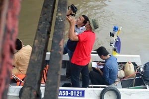 Xà lan tông vào cầu Long Kiển