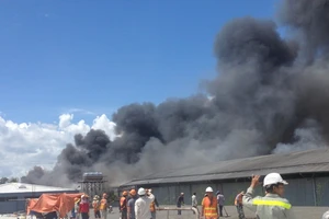 Cháy xưởng gỗ, công nhân ào ào bỏ chạy