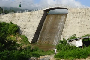 'Bom nước' ở nóc nhà miền Tây xì nước