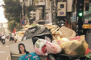 Những hạnh phúc chất lên xe rác