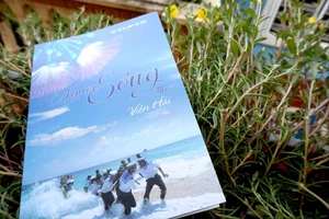 Đưa 600 tập thơ “Ngược sóng” về biển đảo vào Thư viện Quân đội