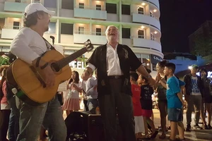 Người nước ngoài tại TP.HCM hát cho Paris 