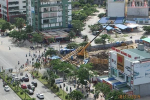 Sập giàn cần cẩu, đè chết người đàn ông đang chạy xe máy