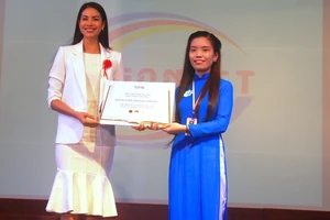 Hoa hậu Phạm Hương tặng 3.000 cuốn sách cho sinh viên