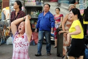 Người phụ nữ quỳ lạy trong vụ cháy ở quận 1 nói gì? 