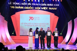  Trao giải cho 34 tác phẩm báo chí viết về Quốc hội