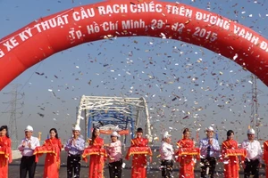 Chùm ảnh: Thông cầu Rạch Chiếc mới nối dài thêm vành đai 2