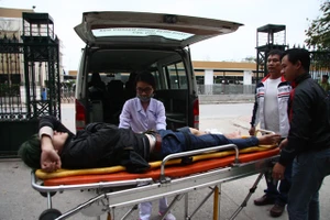 Bị truy đuổi, tên cướp hung hăng cầm gạch chống lại CSGT