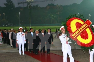 Đoàn đại biểu dự Đại hội Đảng lần thứ XII viếng lăng Bác 