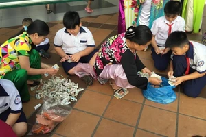 Học sinh tiểu học nuôi heo đất giúp bạn đón tết