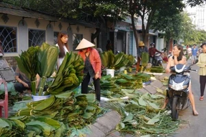 Độc đáo chợ lá dong giữa Sài Gòn