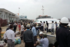 Hàng ngàn hành khách Lý Sơn không thể về quê ăn tết