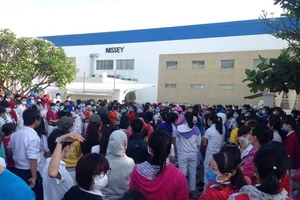 3.000 công nhân ngưng việc phản đối giảm phụ cấp