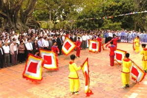 Dâng hương tại đền thờ người có công mở đất Phú Yên