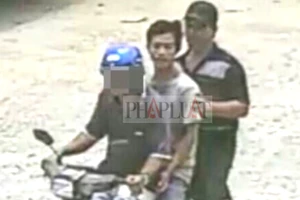 Bắt giữ hai tài công lái sà lan tông sập cầu Ghềnh 