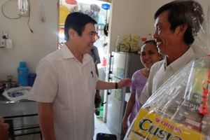 Chủ tịch Nguyễn Thành Phong đề nghị Giám đốc Sở Y tế chữa mắt cho một người dân