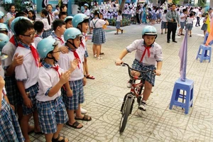 Mở ngày hội đội mũ bảo hiểm của học sinh tiểu học