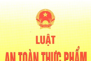 Giả danh nhân viên chi cục ATVSTP để bán sách