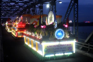 Chùm ảnh: Lễ rước Phật bằng xe hoa và 104 xe ô tô tại Huế