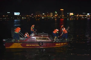 Chùm ảnh: Trắng đêm cứu hộ tàu bị chìm trên sông Hàn 