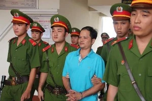 Vụ chai nước có ruồi giá 500 triệu đồng: Vẫn mở phiên tòa!