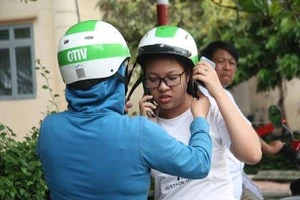 Bố mẹ đội nắng cùng con vượt 'vũ môn'