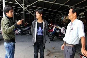 Ba cha con cùng ứng thí: Cha tâm tư làm bài thi không như mong muốn 