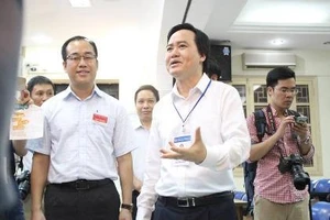 Bộ trưởng Phùng Xuân Nhạ thị sát tại điểm thi 