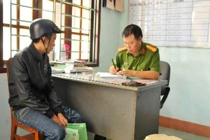 Công an làm chứng minh thư tạm thời để thí sinh kịp thi