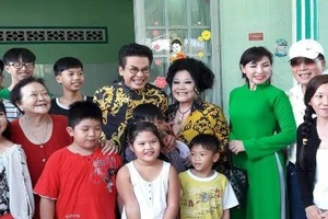 “Vợ chồng” Thanh Bạch - Thúy Nga làm từ thiện sau đám cưới lần thứ 8