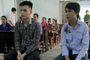 Vụ cướp giật bánh mì: 2 bị cáo có được miễn trách nhiệm hình sự?