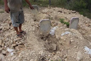 Dân bức xúc vì dự án “đào trộm” hơn 130 ngôi mộ