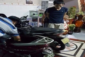 Bắt nóng đôi tình nhân thuê nhà nghỉ để trộm tài sản