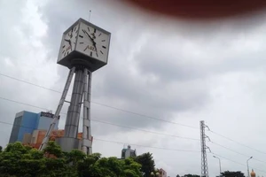 Đồng hồ vòng xoay Điện Biên Phủ chạy sai giờ 