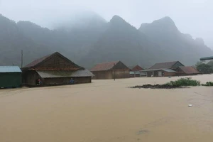 Rốn lũ Tân Hóa bị cô lập giữa biển nước 